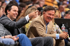 Majitel Arsenalu Stan Kroenke (vpravo) se synem Joshem.