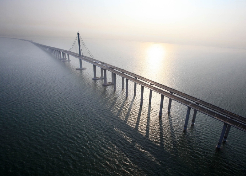 Most v čínské zátoce Jiaozhou se táhne po 36 kilometrů. (Foto: Profimedia.cz)