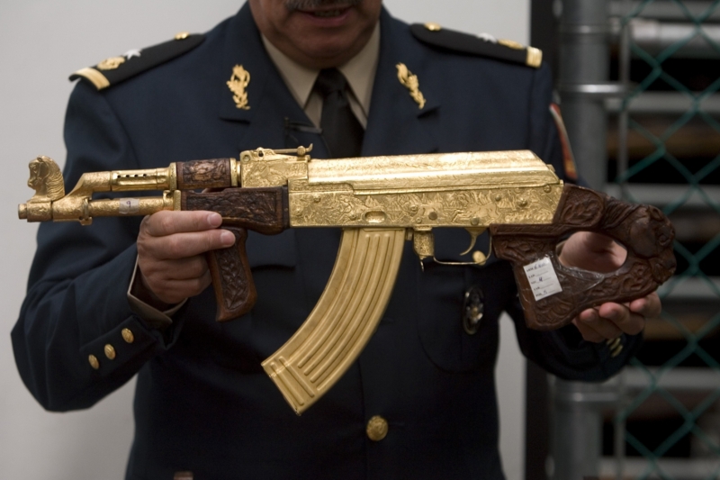 Zlatem vykládaný samopal AK-47, symbol moci řady afrických diktátorů.