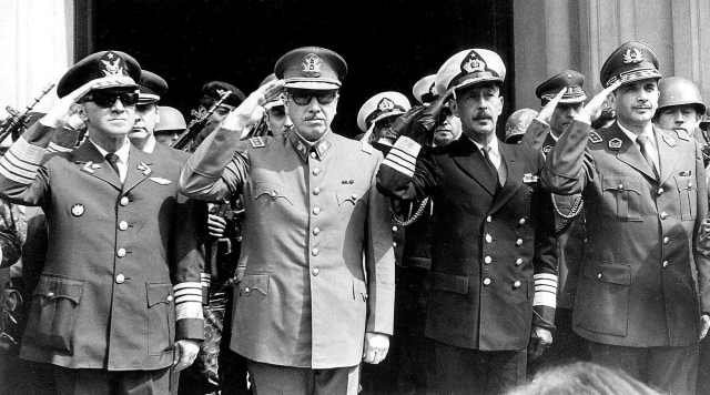 Augusto Pinochet (druhý zleva) se svými spolupracovníky v roce 1973.