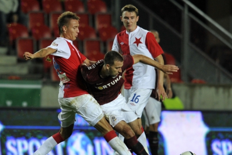 Sparťan Josef Hušbauer (uprostřed) se snaží přejít před slávistické duo Ondřej Petrák (vlevo), Jaromír Zmrhal.