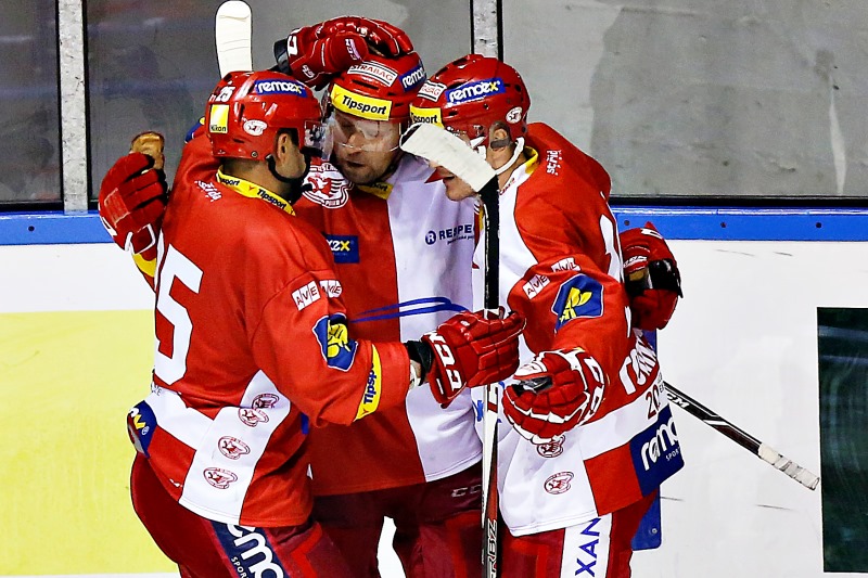 Hokejisté Slavie se radují z gólu.