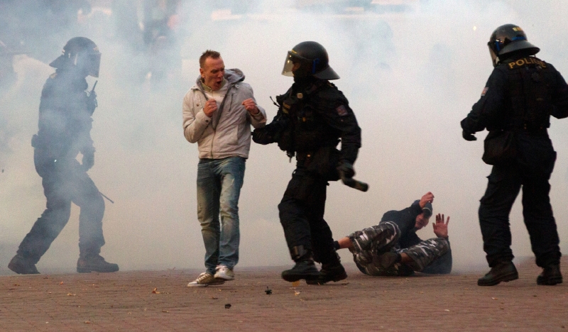 Účastníci mítinku krajně pravicové DSSS se střetli s policií poté, co vyrazili k převážně romské ubytovně v Ostravě. Účastníci mítinku krajně pravicové DSSS se střetli s policií poté, co vyrazili k převážně romské ubytovně v Ostravě.
