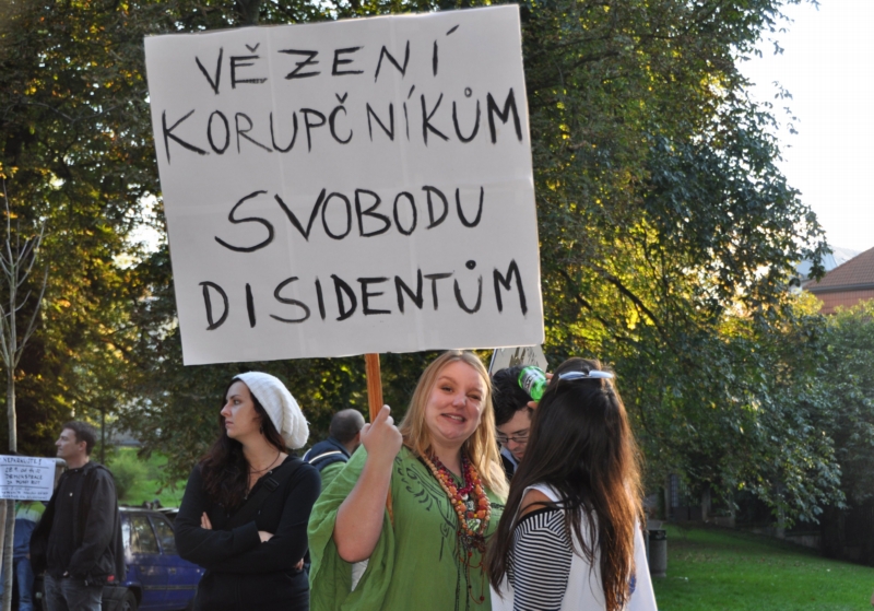 Happening proti věznění Pussy Riot před sídlem ruského velvyslanectví.