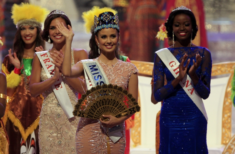 Miss Filipíny a Miss World Megan Youngová (uprostřed).