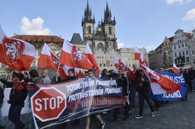 Průvod prošel od Václavského náměstí na nábřeží Edvarda Beneše.