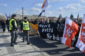 Pochod k budově vlády se obešel bez problémů.