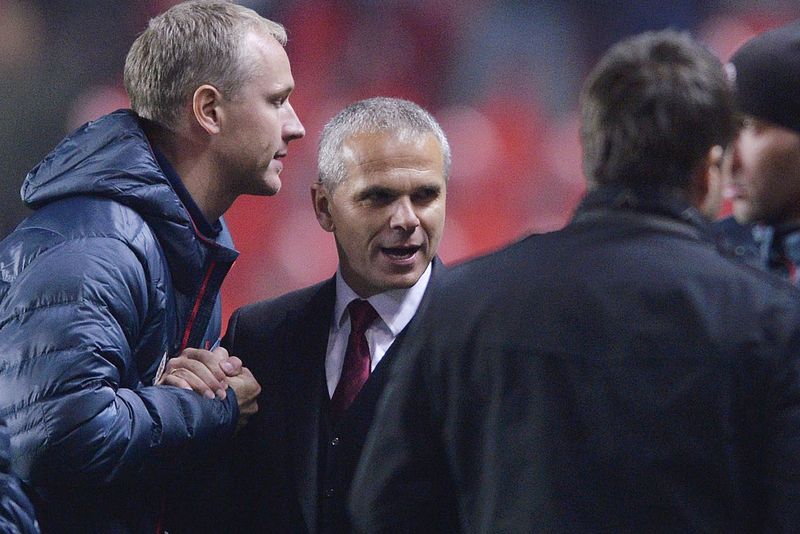 Vítězslav Lavička v obležení fanoušků.