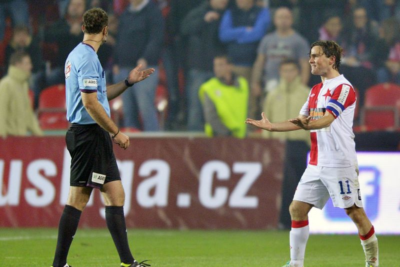 Karol Kisel v diskuzi s rozhodčím derby se Spartou Liborem kovaříkem.