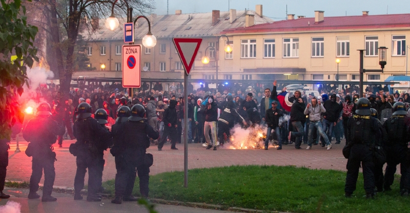 Účastníci mítinku krajně pravicové DSSS se 27. září střetli s policií, když vyrazili k převážně romské ubytovně v Ostravě. 