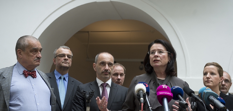 Zleva předseda TOP 09 Karel Schwarzenberg, spolustraník a bývalý ministr financí Miroslav Kalousek, úřadující předseda ODS Martin Kuba a stranická lídryně Miroslava Němcová.