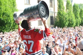 Po výhře Chicaga se Stanley Cup podíval i do Česka. Zopakují Blackhawks triumf?