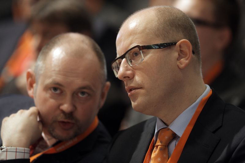 Statutární místopředseda ČSSD Michal Hašek (vlevo) s předsedou strany Bohuslavem Sobotkou.
