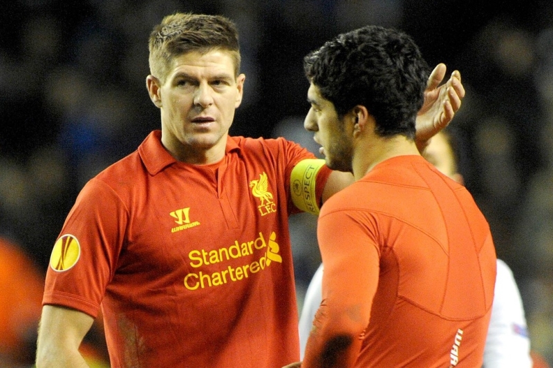 Steven Gerrard (vlevo) a Luis Suárez. Steven Gerrard (vlevo) a Luis Suárez.