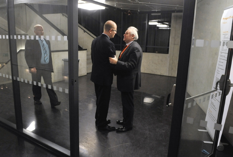 Předseda Rady seniorů Zdeněk Pernes a předseda ČSSD Bohuslav Sobotka mají k sobě blízko. Předseda Rady seniorů Zdeněk Pernes a předseda ČSSD Bohuslav Sobotka mají k sobě blízko.