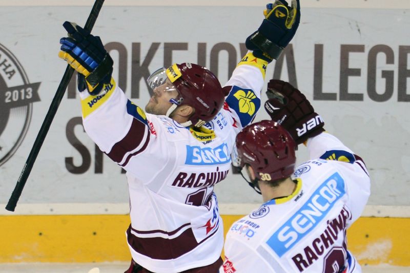 Radující se bratři Rachůnkové se podíleli na demolici Litvínova. Radující se bratři Rachůnkové se podíleli na demolici Litvínova.