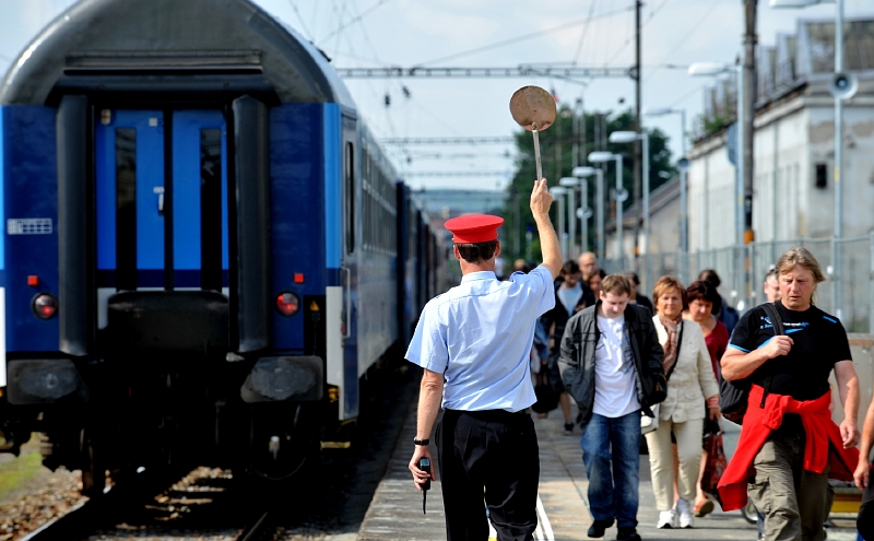 Železniční doprava přitahuje nové zákazníky. Železniční doprava přitahuje nové zákazníky.