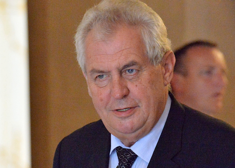 Prezident Miloš Zeman jednal s odborovými předáky o osudu dolu Paskov. Prezident Miloš Zeman jednal s odborovými předáky o osudu dolu Paskov.