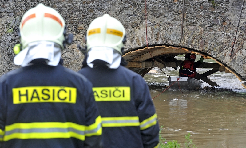 Hasiči, kteří se kromě záchranných prací při povodních podílejí také na následných likvidacích zničeného majetku, také požadují modernější techniku a technologie (ilustrační foto). Hasiči, kteří se kromě záchranných prací při povodních podílejí také na následných likvidacích zničeného majetku, také požadují modernější techniku a technologie (ilustrační foto).