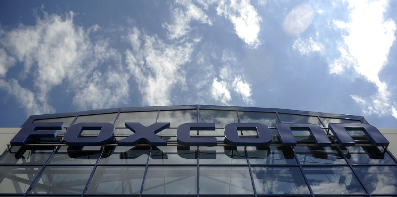 Podle novinářů mají dělníci během 12hodinnové směny velmi tvrdé podmínky za hrubě podprůměrný plat.