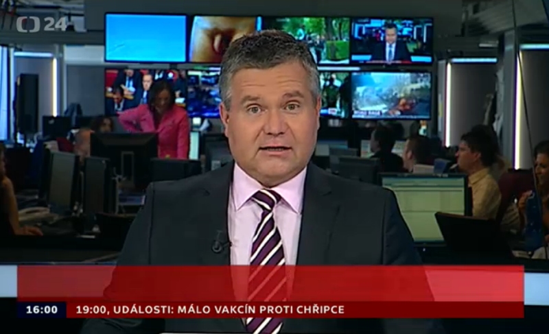 Daniel Takáč při moderování odpoledních zpráv nevěděl, co se mu objevilo za hlavou.