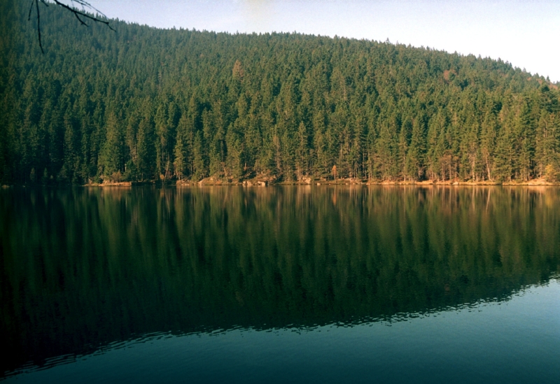 Pohled na Čertovo jezero. Pohled na Čertovo jezero.