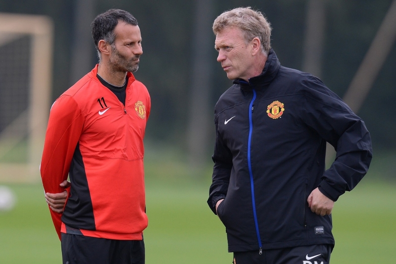Ryan Giggs (vlevo) v rozhovoru s Davidem Moyesem.