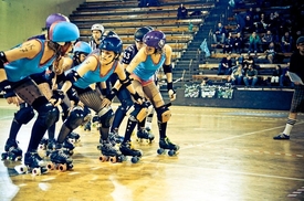 Roller derby je tvrdý dívčí sport.