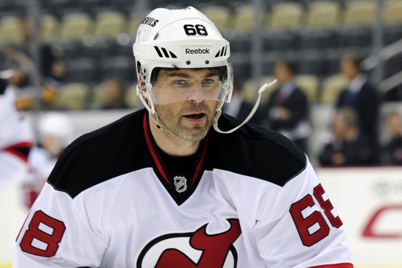 Hokejový útočník Jaromír Jágr sice při premiéře v dresu New Jersey na ledě Pittsburghu nebodoval a musel se spoluhráči strávit porážku 0:3, ale kouč Pete DeBoer byl s výkonem jednačtyřicetileté české hvězdy spokojený.