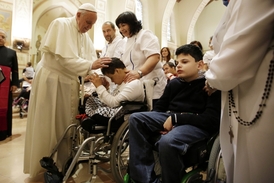 Papež se v Assisi setkal s handicapovanými lidmi.