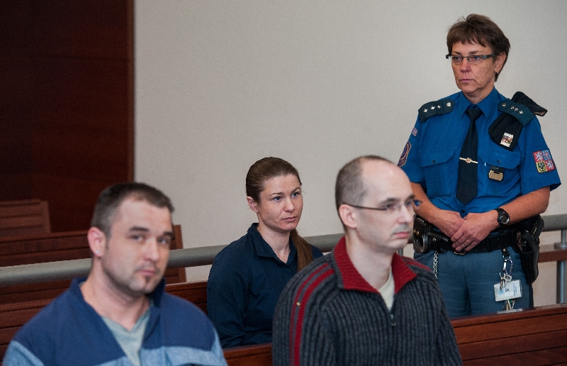 Daniela Filippov (druhá zleva), Lukáš Juška (vlevo) a Václav Janda (vpředu vpravo) 4. října u Krajského soudu v Liberci.