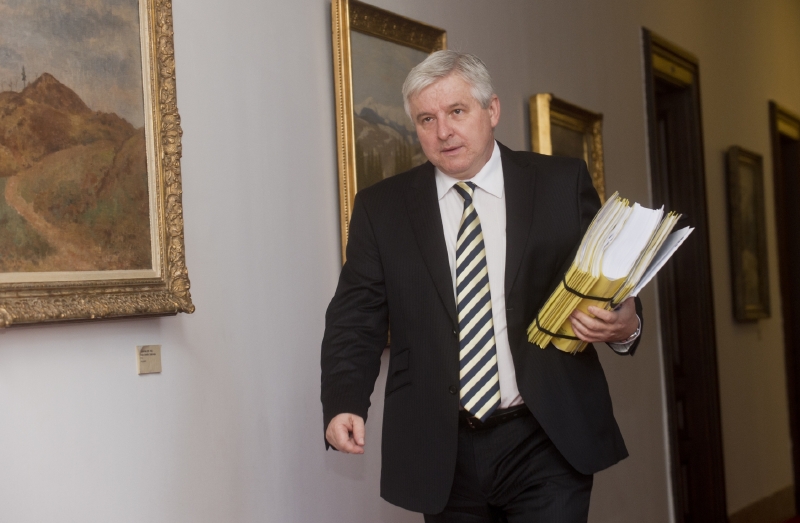 Premiér v demisi Jiří Rusnok chce šetřit na nepravém místě.