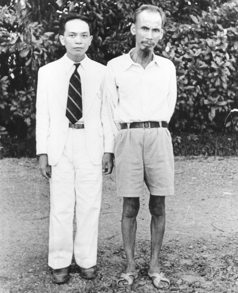 Vo Nguyen Giap (vlevo) vedle Ho Či Mina na archivním snímku z roku 1950.