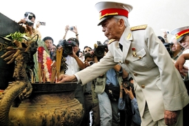 Vo Nguyen Giap v roce 2004.