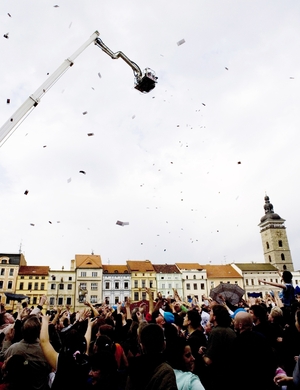 Na akci rádia Kiss v roce 2009 se lidé málem ušlapali. Dneska se rozdává online.
