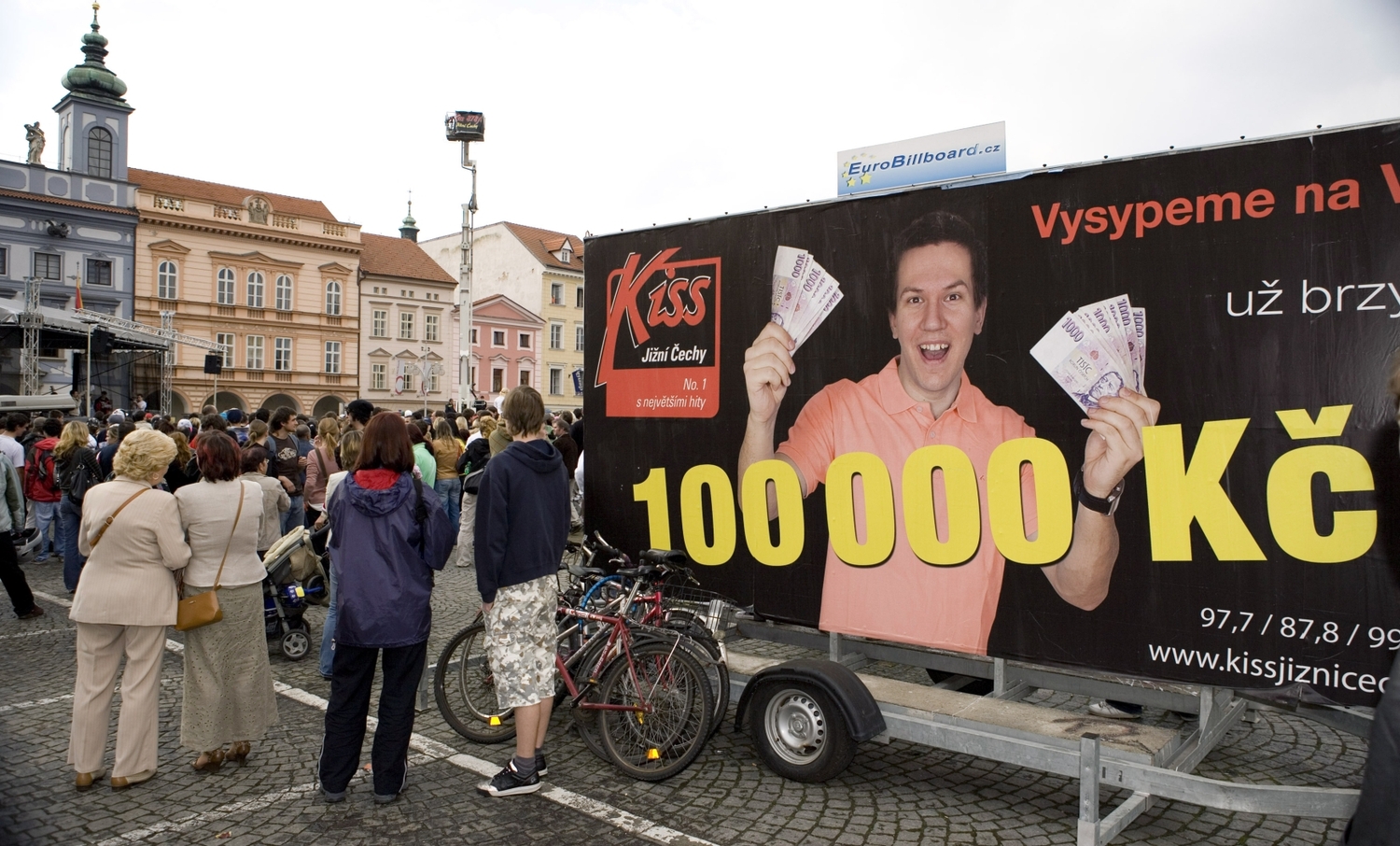 V roce 2009 rozhazovalo peníze Rádio Kiss v Českých Budějovicích z jeřábu.