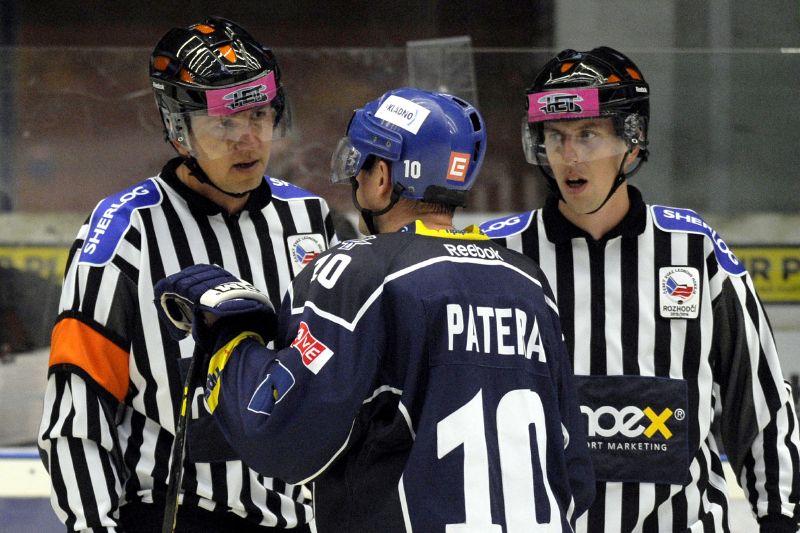 Hokejový veterán Pavel Patera se dohaduje s rozhodčími. Hokejový veterán Pavel Patera se dohaduje s rozhodčími.