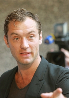 I herec Jude Law na demonstraci v Londýně vyzval Rusko, aby vězněné propustilo.