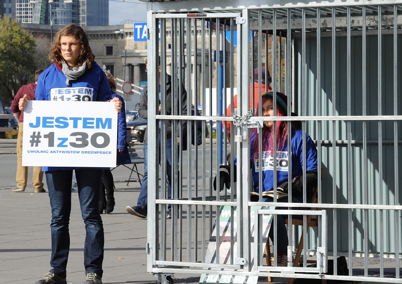 Jsme jeden z třiceti, hlásá nápis polských demonstrantů. Jsme jeden z třiceti, hlásá nápis polských demonstrantů.