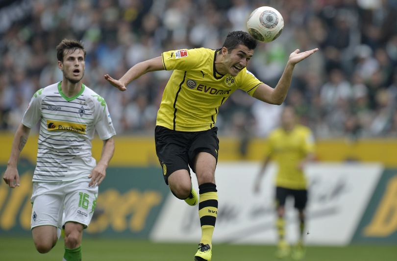 Dortmundský fotbalista Nuri Sahin odehrává balon do bezpečí.