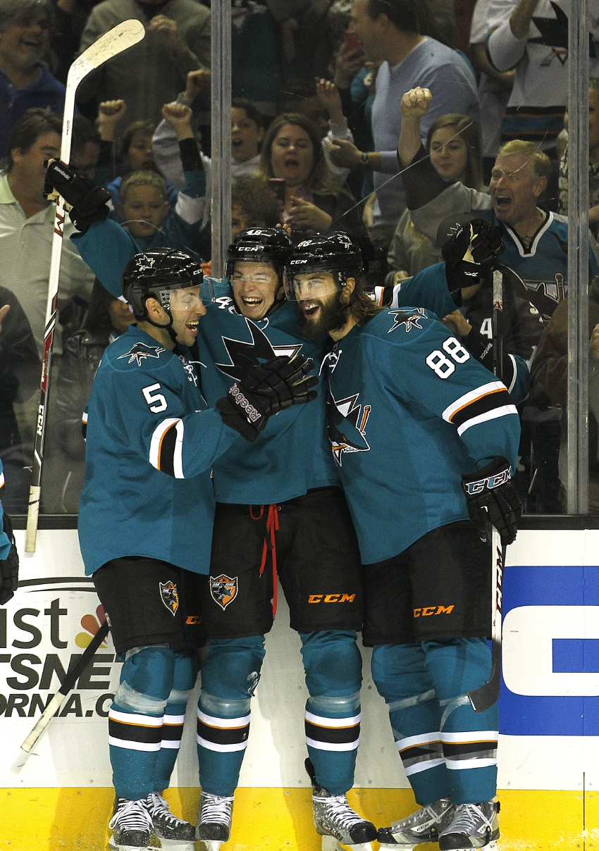 Tomáš Hertl v objetí svých radujících se spoluhráčů ze San Jose. Tomáš Hertl v objetí svých radujících se spoluhráčů ze San Jose.