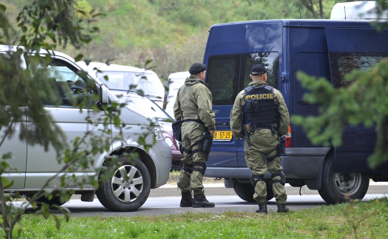 Policisté vyšetřují noční střelbu na srazu motorkářů v Libině na Šumpersku. Při potyčce jeden muž zemřel. Na snímku je soukromý objekt, kde se sraz konal. Policisté vyšetřují noční střelbu na srazu motorkářů v Libině na Šumpersku. Při potyčce jeden muž zemřel. Na snímku je soukromý objekt, kde se sraz konal.
