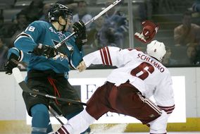 Útočník San José Sharks umí rozdat i tvrdé rány, jako tomu bylo například v souboji s Davidem Schlemkem.