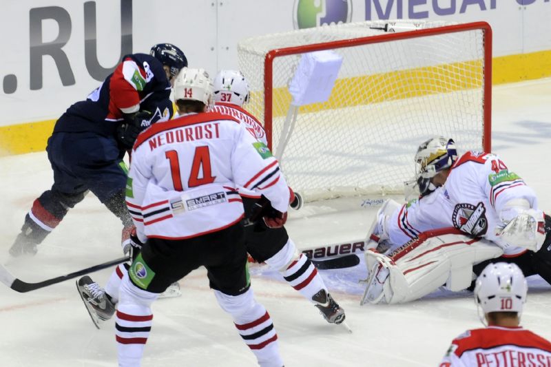 Hokejový útočník Václav Nedorost z Doněcku otevřel skóre jediného nedělního utkání KHL.