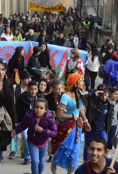 Pochod romské hrdosti Roma Pride 2013 vyrazil od kostela sv. Mikuláše na Staroměstském náměstí na Pražský hrad. 