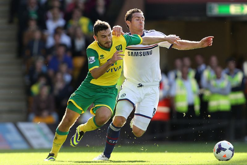 Frank Lampard z Chelsea (vpravo) bojuje o míč se Snodgrassem z Norwiche.