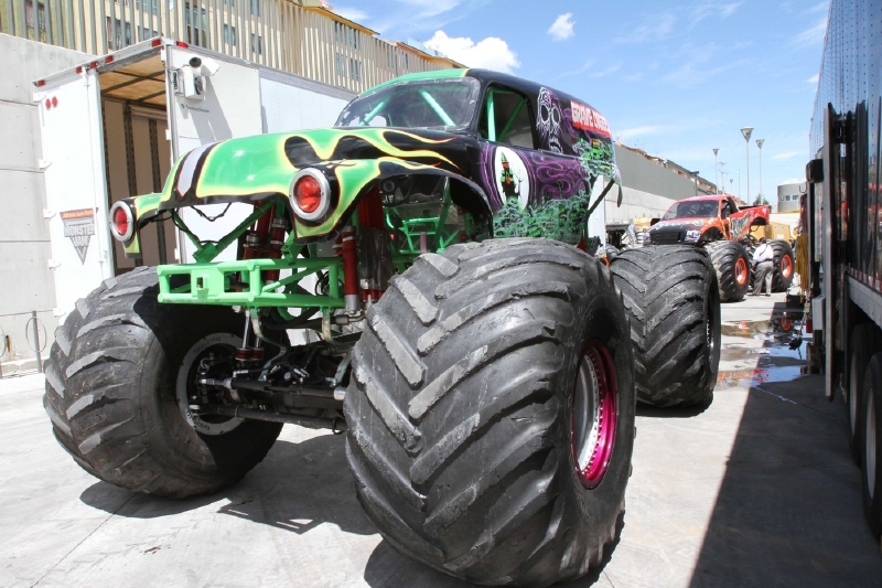 Řidič monster trucku nezvládl řízení a vjel do diváků (ilustrační foto). Řidič monster trucku nezvládl řízení a vjel do diváků (ilustrační foto).