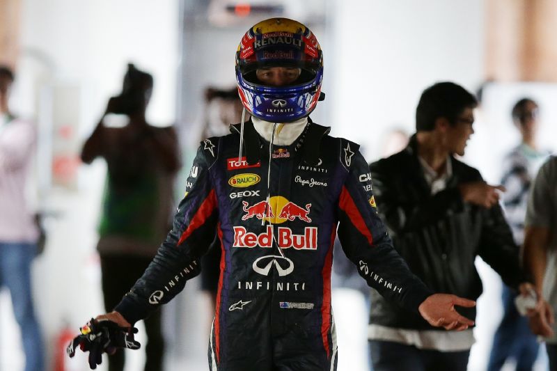 Nešťastný Mark Webber, jehož auto bylo důvodem pro výjezd hasičů.