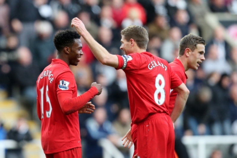 Hráči Liverpoolu Daniel Sturridge (vlevo) a Steven Gerrard. Hráči Liverpoolu Daniel Sturridge (vlevo) a Steven Gerrard.