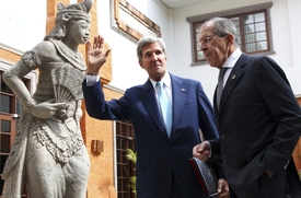 Kerry a Lavrov během jednání v Indonésii.